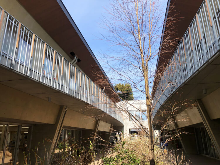 成城学園初等学校のピロティ