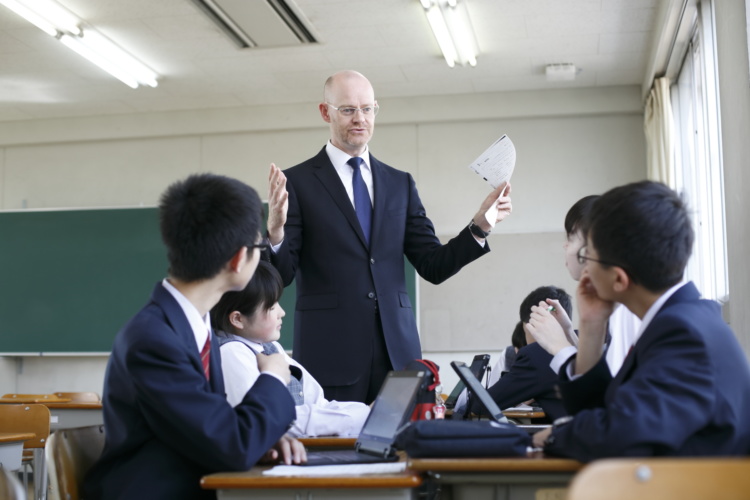 星城中学校ネイティブ教員と生徒