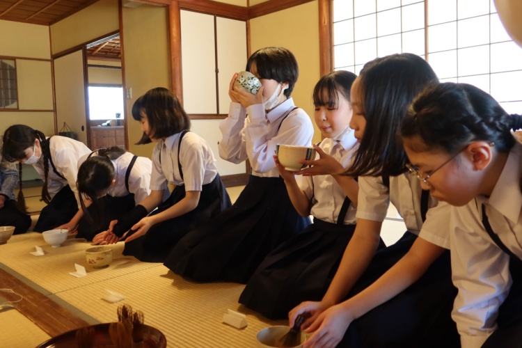 聖マリア小学校の児童が茶道を体験しているようす