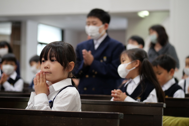 聖マリア小学校でお祈りをする児童たち