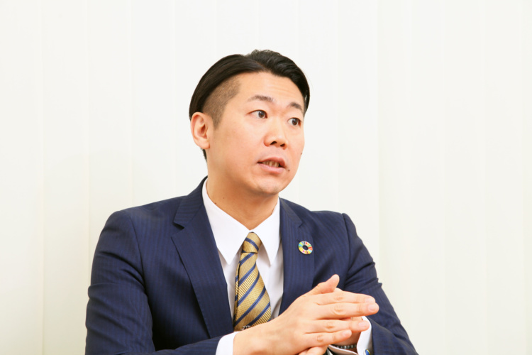 青稜中学校・高等学校の校長・青田先生