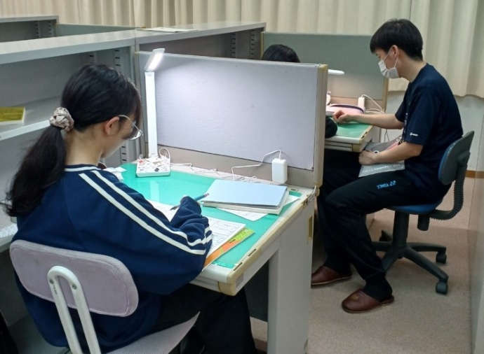 香川誠陵中学校・高等学校の寮の集団学習の様子