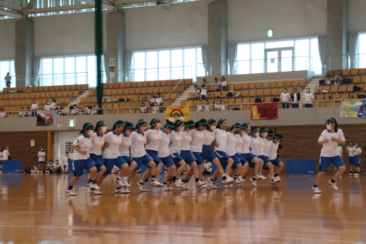 体育祭で力を合わせる清心中学校・清心女子高等学校の生徒たち