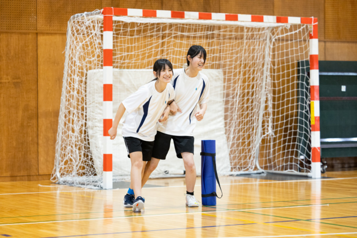 青翔開智中学校・高等学校の生徒たちの運動風景