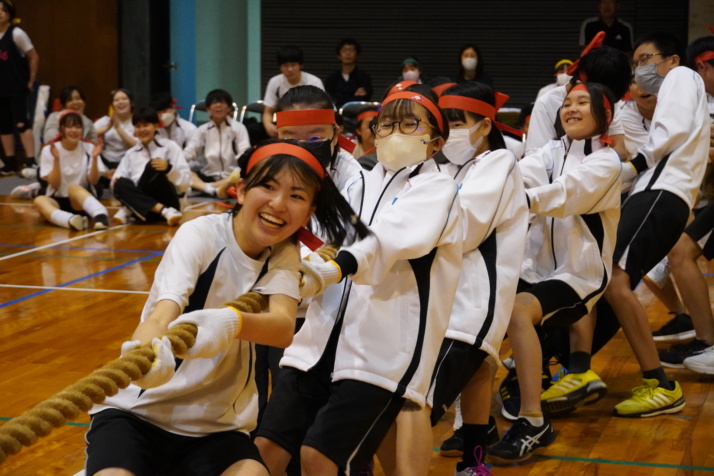 青翔開智中学校・高等学校の生徒たちの運動風景