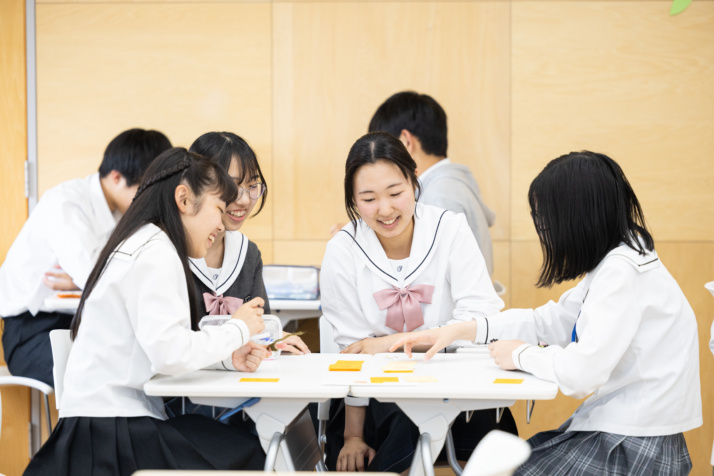 青翔開智中学校・高等学校の生徒たち