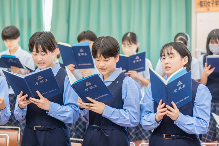 聖和女子学院中学校高等学校の聖歌斉唱の様子