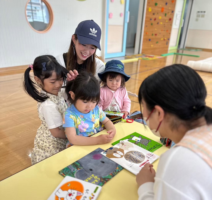 こどもんくらぶで読み聞かせの絵本を選ぶ女の子