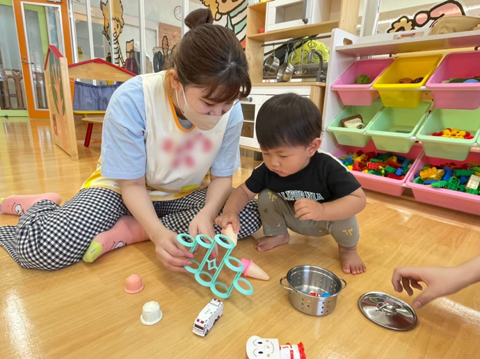 こどもんくらぶで保育学生と遊ぶ子ども