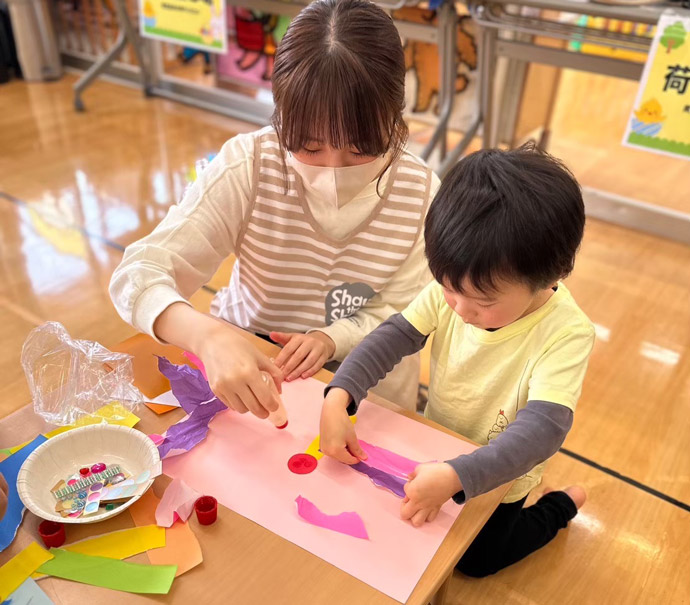 こどもんくらぶで保育学生と一緒に取り組む製作遊び