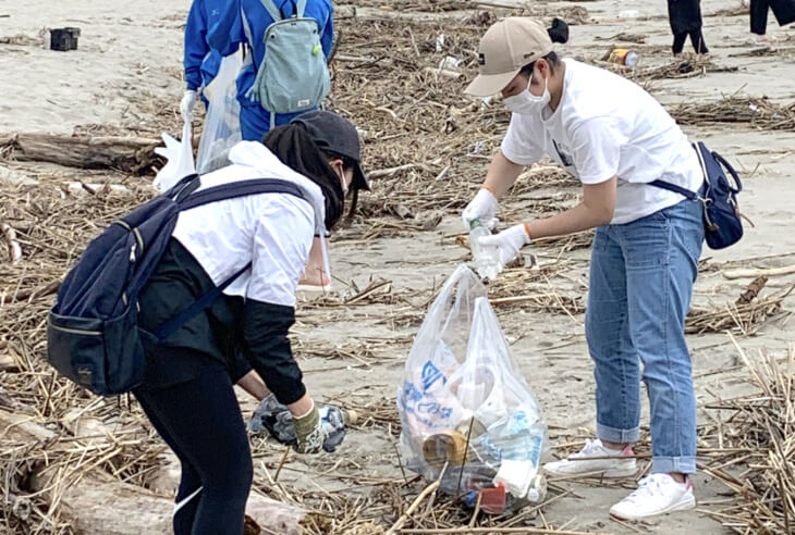 仙台白百合学園中学・高等学校の生徒が海岸のゴミを拾うようす