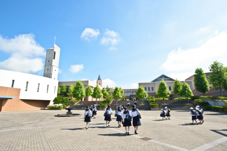 仙台白百合学園中学・高等学校の生徒が登校するようす