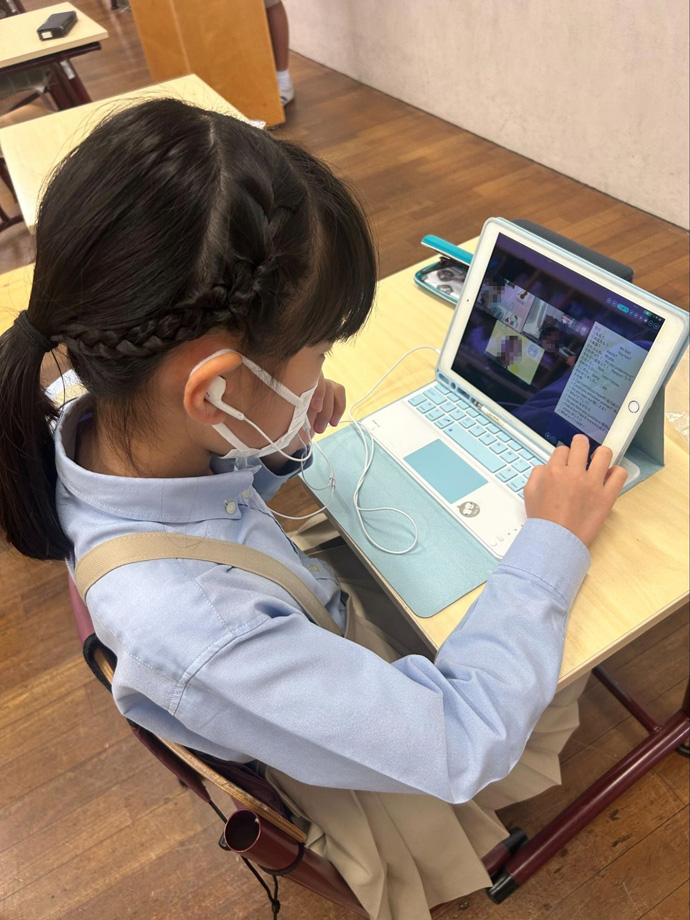 洗足学園小学校の生徒とベトナムの子ども達がzoomで会話するようす