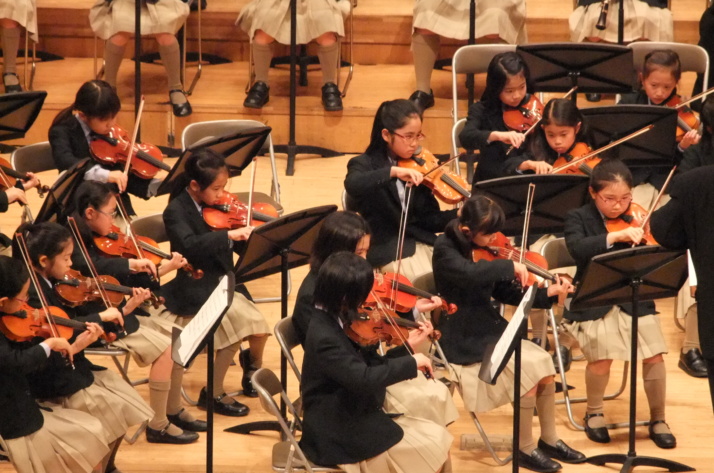 洗足学園小学校オーケストラの演奏風景