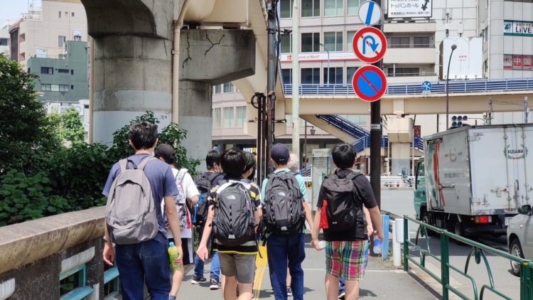 芝中学校の校外学習風景