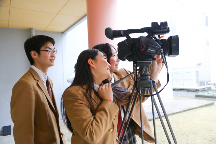 滋賀学園高等学校の生徒がカメラで撮影しているところ