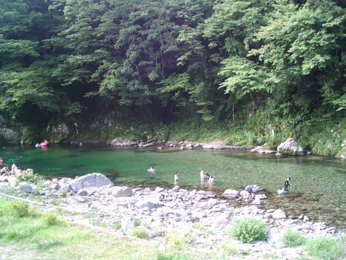 バーベキューハウス四季の森の横を流れる板取川