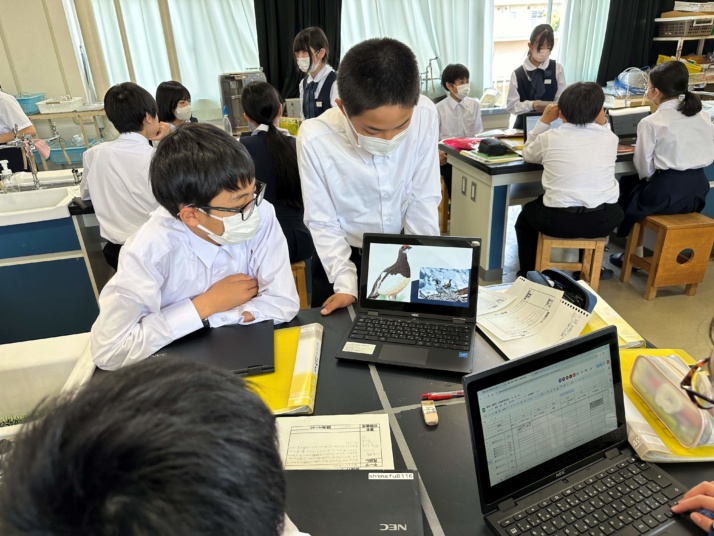 中学生がChromebookを使いながら授業を受けるようす