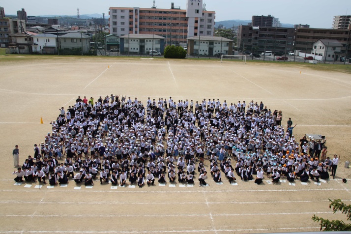 島根大学教育学部附属学校園の子どもたちが校庭に集合するようす