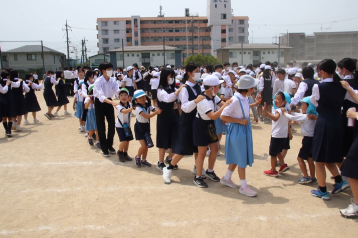 学校園の児童や生徒が交流するようす