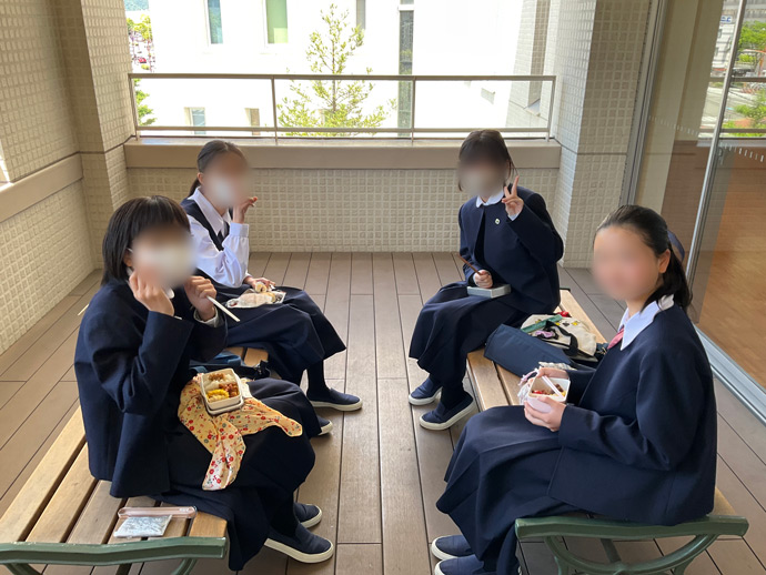 テラスで昼食を食べる和歌山信愛中学高等学校の生徒の様子