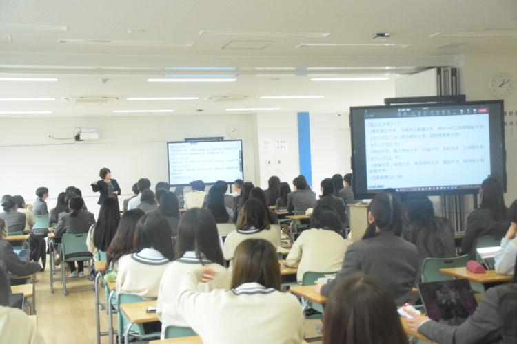 品川翔英中学校・高等学校のパーティーションがオープンされた授業風景