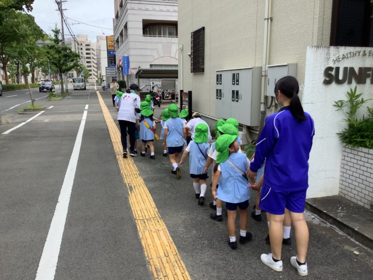 教育ゼミで幼稚園・保育園での体験学習に参加する近畿大学附属新宮高等学校・中学校の生徒たち