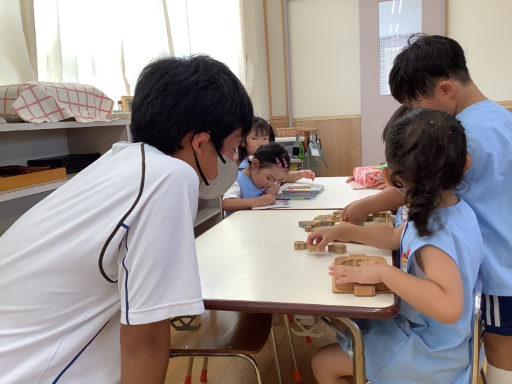 教育ゼミで幼稚園・保育園での体験学習に参加する近畿大学附属新宮高等学校・中学校の生徒たち