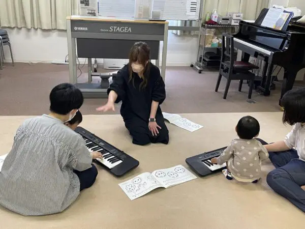 新響楽器が行うぴあのたまごコースのレッスン風景