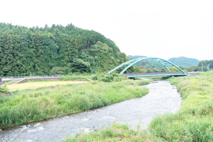 「星ふる学校 くまの木」周辺の川が流れる風景