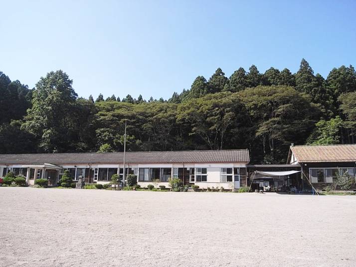 「星ふる学校 くまの木」の夏の校舎