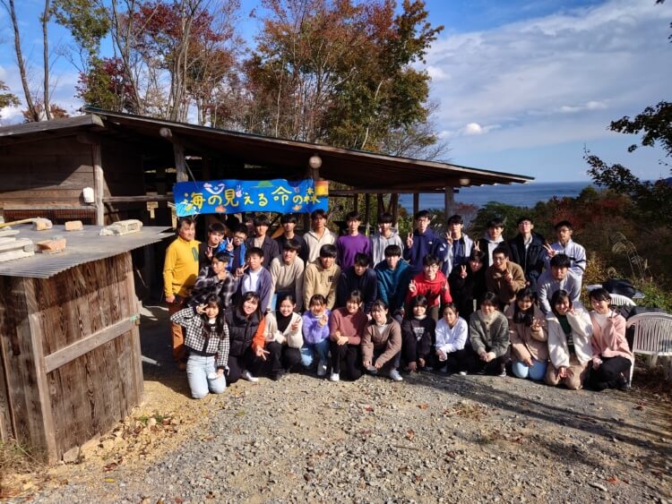 東北研修旅行で記念写真を撮る湘南学園中学校高等学校の高校2年生の生徒