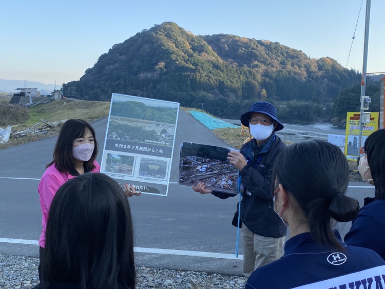 人吉市の水害ボランティアで尚学館高等部の生徒が現地訪問したときの様子