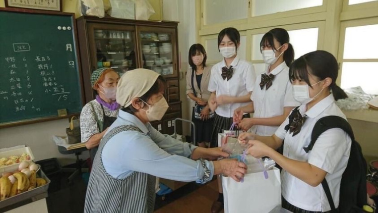 地域の子ども食堂へ支援物資を提供する尚学館高等部の生徒たち