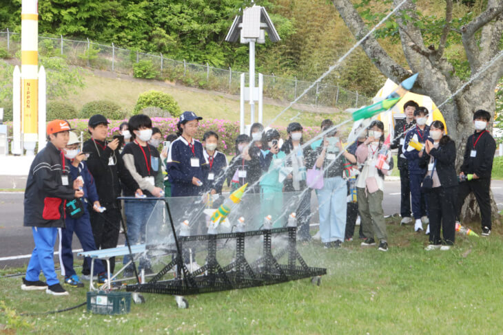 尚絅学院中学校・高等学校の生徒がペットボトルロケットを飛ばしている様子