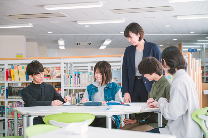 尚絅学院中学校・高等学校の生徒と先生が会話をしている様子