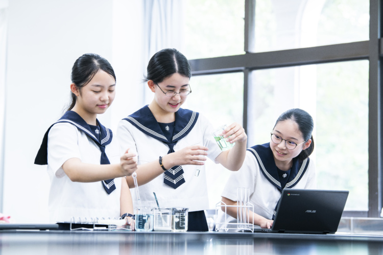 湘南白百合学園中学・高等学校で実験を行う生徒たち