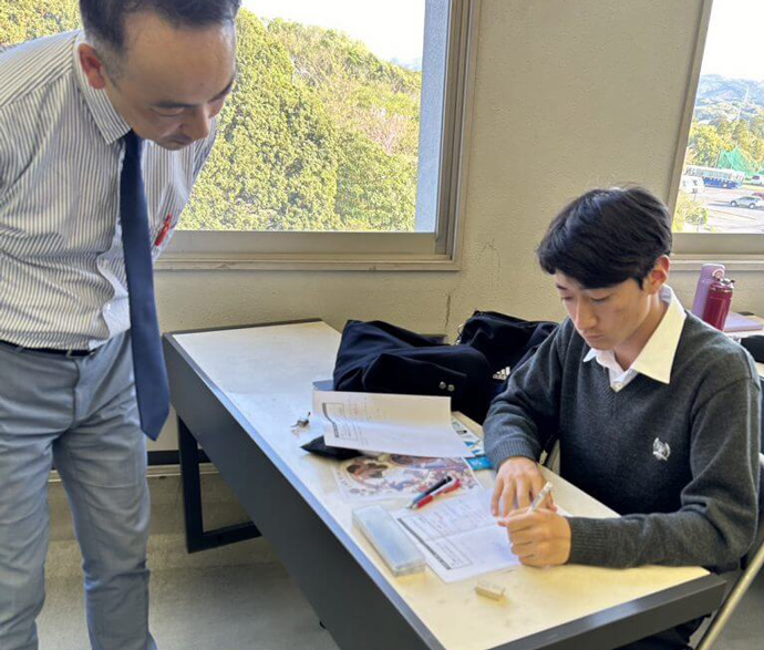 授業中の翔凜中学校・高等学校と教師