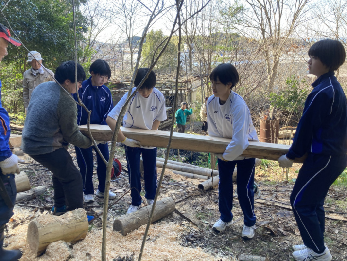 松徳学院中学校高等学校の中3探究のベンチ作りの様子