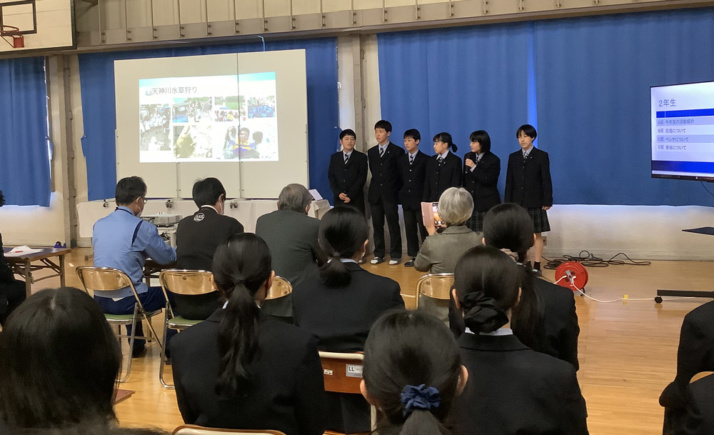 松徳学院中学校高等学校の中学の探究探究活動のプレゼンテーションシーン