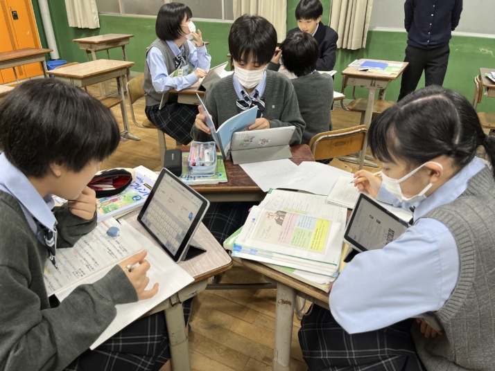 松徳学院中学校高等学校のICT環境を活用した英語の授業風景