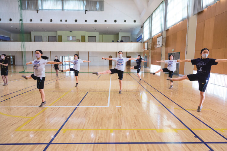 昭和学院秀英中学校・高等学校の体育館で踊る生徒たち