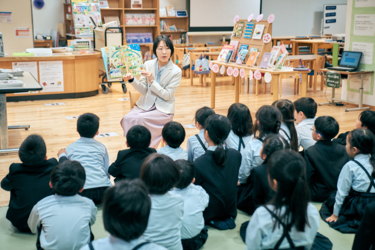 「就実小学校」の図書室での読み聞かせ風景