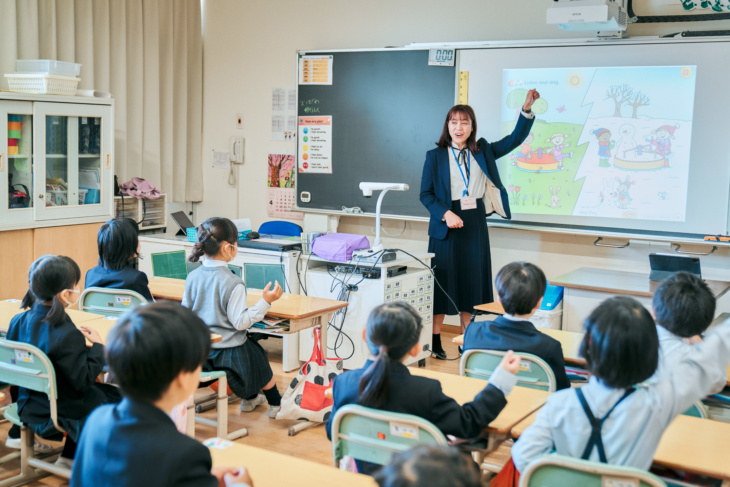 「就実小学校」の英語の授業風景