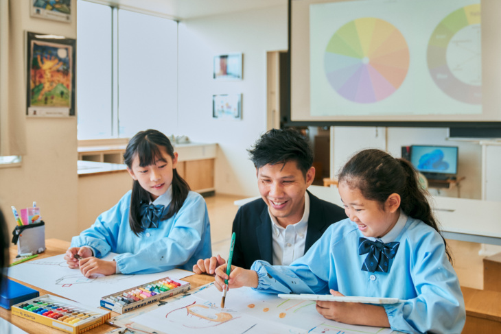 「就実小学校」のArt（図工）の授業風景