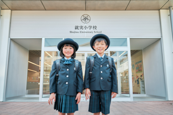 「就実小学校」の校舎と子どもたち