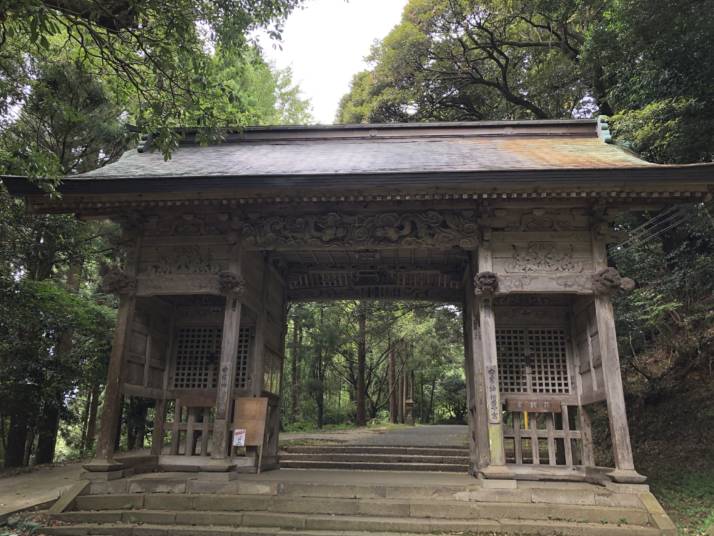 「一ノ宮 倭文神社」の随身門