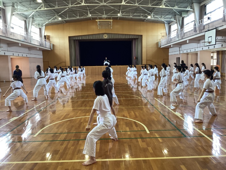 セントヨゼフ女子学園高等学校・中学校の空手の授業