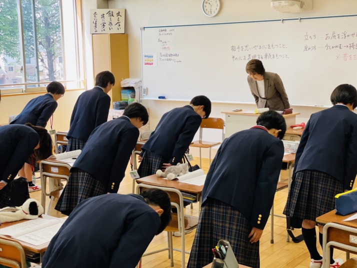 園田学園中学校・高等学校のマナー教育の授業風景