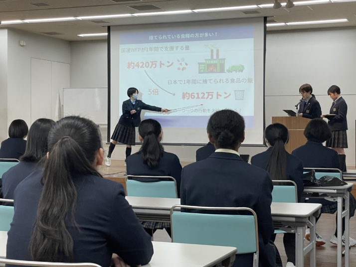 園田学園中学校・高等学校の生徒がプレゼンをしている様子